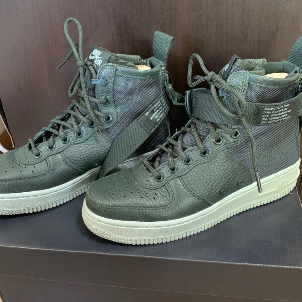 Nike Air Force 1s Mid